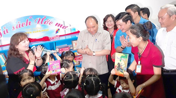 Thủ tướng Nguyễn Xuân Phúc thăm trường mầm non của Công ty Taekwang Vina, KCN Biên Hòa 2, TP Biên Hòa