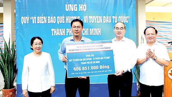 Bí thư Thành ủy TPHCM Nguyễn Thiện Nhân trao bảng tượng trưng số tiền ủng hộ Quỹ “Vì biển đảo quê hương - Vì tuyến đầu Tổ quốc”