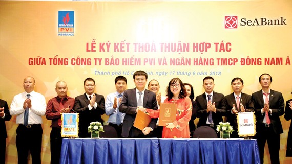 Ông Trương Quốc Lâm - Tổng Giám đốc Bảo hiểm PVI và bà Lê Thu Thủy - Tổng Giám đốc SeABank ký kết hợp tác