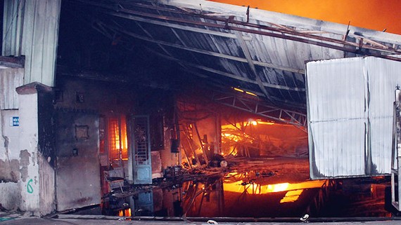 khu nhà xưởng của một công ty gỗ tại Đồng Nai bốc cháy dữ dội