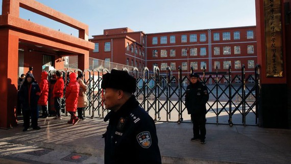 Cảnh sát phong tỏa Trường Tiểu học Liên kết Số 1 Bắc Kinh ở quận Xicheng, nơi xảy ra vụ tấn công ngày 8-1-2019. Ảnh: REUTERS