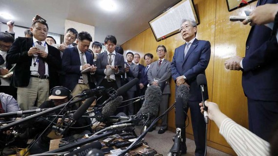Chủ tịch Ủy ban Olympic Nhật Bản Tsunekazu Takeda tiếp xúc báo giới sau khi thông báo từ chức ngày 19-3-2019. Ảnh: KYODO