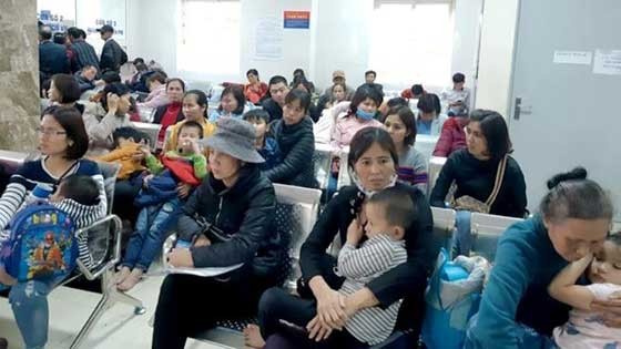 Nhiều gia đình ở Thuận Thành đưa trẻ nhỏ lên Hà Nội xét nghiệm sán heo