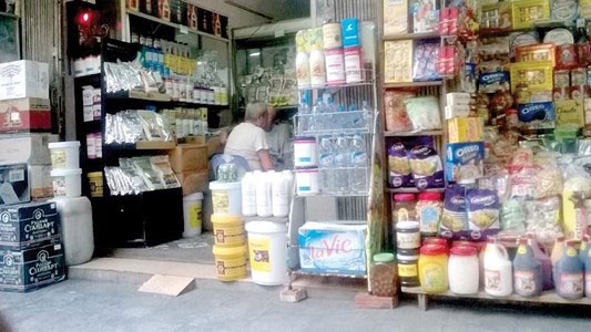 Các loại hóa chất, phụ gia thực phẩm bày bán công khai tại phố Hàng Buồm, Hà Nội