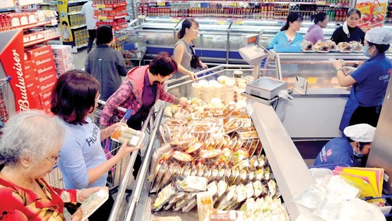 Người tiêu dùng mua thực phẩm chế biến sẵn tại Co.opmart Cống Quỳnh. Ảnh: THÀNH TRÍ