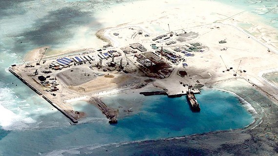 Một đảo nhân tạo mà Trung Quốc bồi đắp trái phép tại biển Đông. Ảnh: Trung tâm Nghiên cứu chiến lược và quốc tế (CSIS)