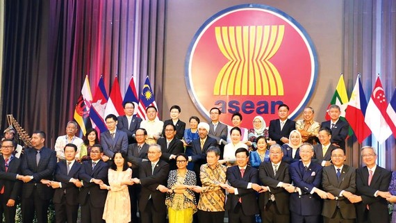 Đại biểu các nước trong khu vực tại Lễ kỷ niệm 52 năm Ngày thành lập ASEAN. Ảnh: TTXVN