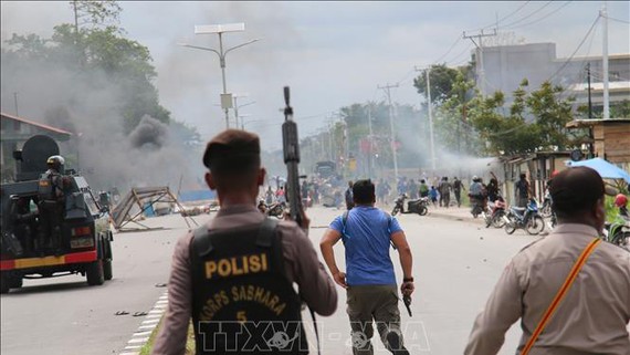 Cảnh sát được triển khai để đối phó với người biểu tình quá khích tại Timika, Indonesia. Ảnh: TTXVN