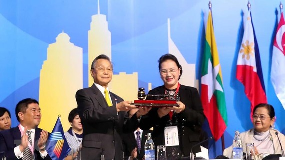 Chủ tịch Quốc hội Nguyễn Thị Kim Ngân nhận búa đảm nhận chức Chủ tịch AIPA 41 từ Thái Lan. Ảnh: Trọng Đức/TTXVN