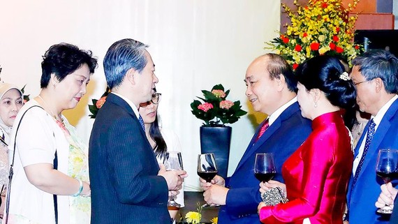 Thủ tướng Nguyễn Xuân Phúc và phu nhân gặp gỡ các đại biểu dự tiệc chiêu đãi. Ảnh: TTXVN