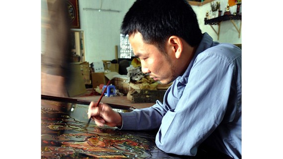 Nghệ nhân làng nghề sơn mài Hạ Thái (huyện Thường Tín, Hà Nội)