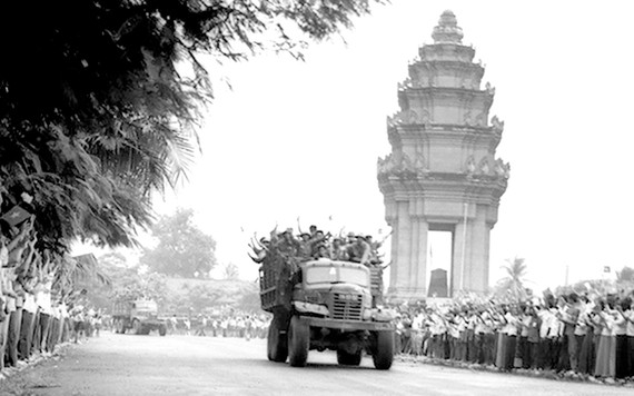 Nhân dân thủ đô Phnôm Pênh tiễn quân tình nguyện Việt Nam về nước. Ảnh: TTXVN