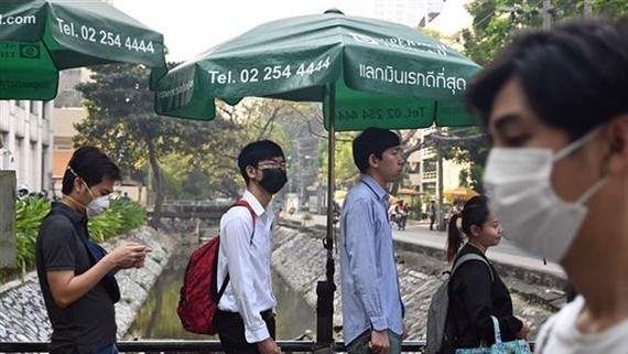 Người dân Thái Lan đeo khẩu trang do khói mù bao phủ ở thủ đô Bangkok. Nguồn: AFP/TTXVN
