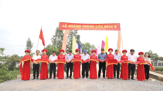 Nguyên Chủ tịch nước Trương Tấn Sang cùng ban lãnh đạo HDTC cắt băng khánh thành cầu tại xã Hòa Khánh Nam, Long An