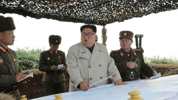 Nhà lãnh đạo Triều Tiên Kim Jong-un thị sát một đơn vị quân đội trên đảo Changrin. Nguồn: AP