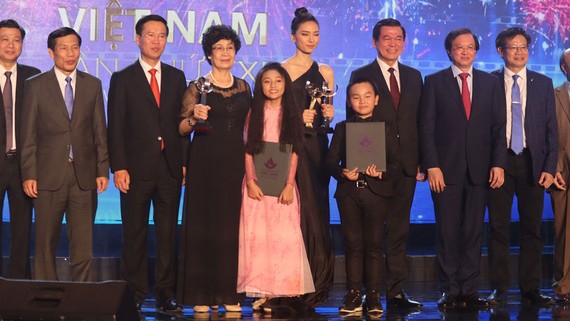 Trưởng ban Tuyên giáo Trung ương Võ Văn Thưởng trao Giải Bông sen vàng cho ê kíp phim Song Lang