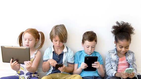 Theo WHO, trẻ em từ 1-4 tuổi không nên ở trước màn hình điện tử quá 1 giờ mỗi ngày và càng ít càng tốt