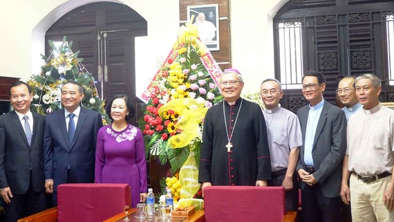 Đồng chí Trương Thị Mai thăm và tặng hoa chúc mừng Tòa Giám mục Đà Nẵng và Hội Truyền giáo Cơ đốc TP Đà Nẵng nhân dịp Giáng sinh