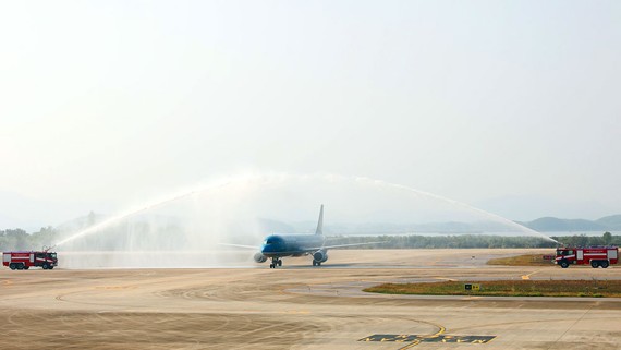 Nghi thức phun vòi rồng chào đón chuyến bay đầu tiên từ Nhật Bản đến Cảng hàng không quốc tế Vân Đồn. Ảnh: ĐỖ VIỆT PHƯƠNG