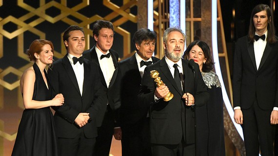 Đạo diễn Sam Mendes cùng êkíp đoàn phim 1917 trên sân khấu nhận giải. Ảnh: Goldenglobes.com