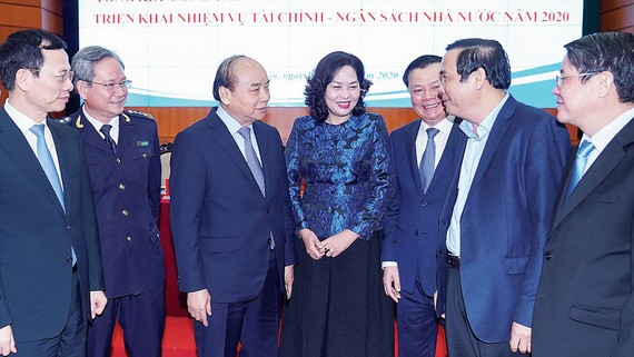 Thủ tướng Nguyễn Xuân Phúc gặp gỡ các đại biểu tại hội nghị ngành tài chính. Ảnh: VIẾT CHUNG
