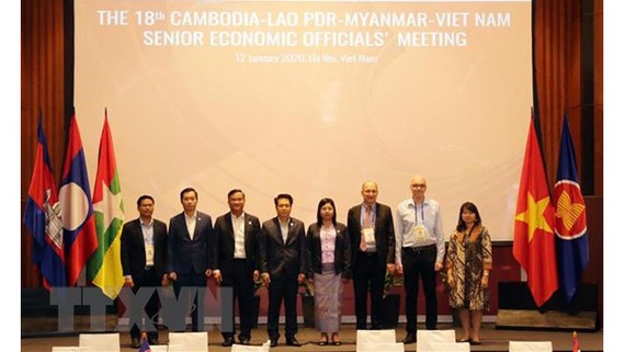 Trưởng đoàn SEOM Hợp tác kinh tế CLMV và GIZ chụp ảnh lưu niệm tại cuộc họp. Ảnh: Trần Việt/TTXVN