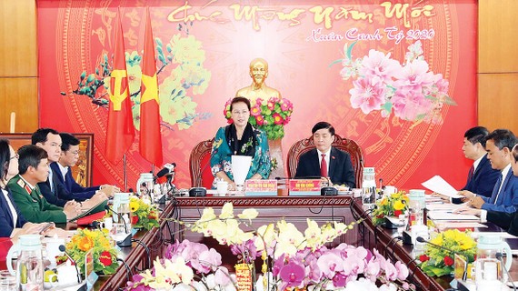 Chủ tịch Quốc hội Nguyễn Thị Kim Ngân phát biểu kết luận buổi làm việc với lãnh đạo chủ chốt tỉnh Đắk Lắk. Ảnh: TTXVN
