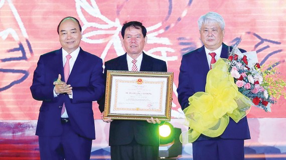 Thủ tướng Nguyễn Xuân Phúc trao tặng Huân chương Lao động hạng nhất cho tỉnh Trà Vinh. Ảnh: TTXVN