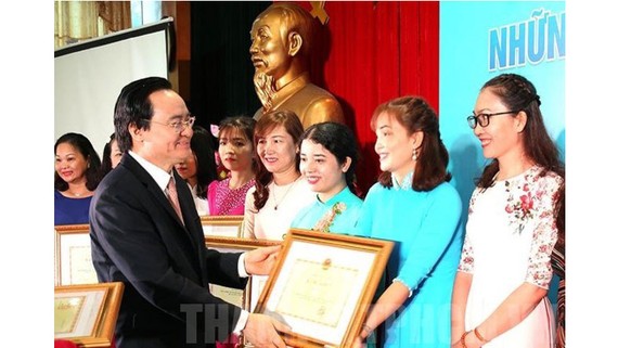 Bộ trưởng Phùng Xuân Nhạ tặng bằng khen cho các giáo viên mầm non điển hình. Ảnh: Thanhuytphcm.vn