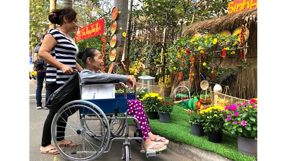 Bệnh nhân và người thân tham quan đường hoa trong khuôn viên Bệnh viện Chợ Rẫy