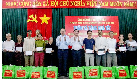Bí thư Thành ủy TPHCM Nguyễn Thiện Nhân trao quà tết các gia đình chính sách huyện Thăng Bình (Quảng Nam). Ảnh: NGUYỄN CƯỜNG