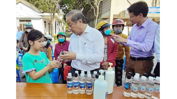 Ông Phan Ngọc Thọ thăm cơ sở sản xuất dung dịch nước rửa tay khô diệt khuẩn miễn phí cho cộng đồng