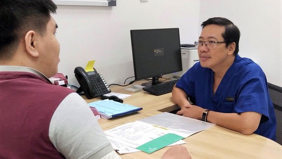 TS – BS Đỗ Minh Hùng, Trưởng khoa Ngoại, Bệnh viện Vinmec Central Park tư vấn cho người bệnh về hình thức phẫu thuật về trong ngày