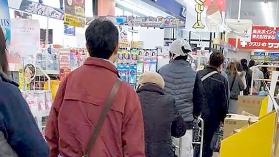 Người dân xếp hàng mua đồ tại siêu thị Nhật Bản