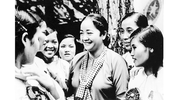 Nữ tướng Nguyễn Thị Định với các nữ đại biểu dự Đại hội Anh hùng - Chiến sĩ thi đua miền Nam lần thứ 2, tháng 9-1969. Ảnh: Tư liệu