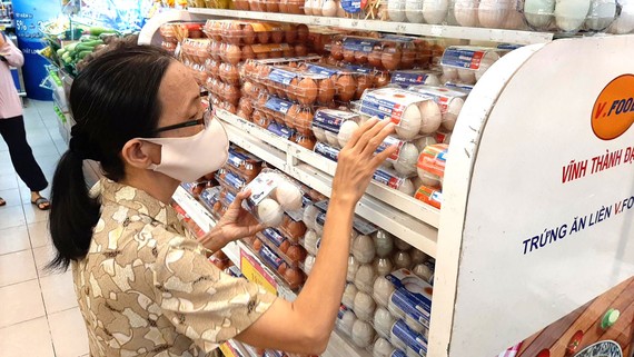 Khách hàng vẫn mua sắm bình thường tại siêu thị ở TPHCM
