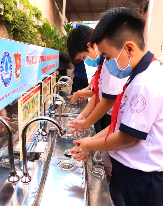 Trao 25 bồn rửa tay mở nước bằng chân đạp cho học sinh