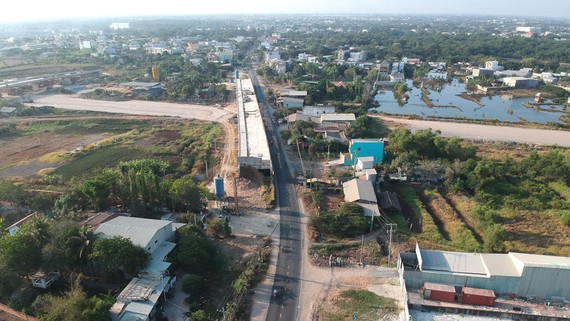 Dự án mở rộng quốc lộ 50 đoạn qua huyện Bình Chánh, là một trong những dự án ưu tiên của TPHCM (ảnh chụp ngày 5-4). Ảnh: CAO THĂNG