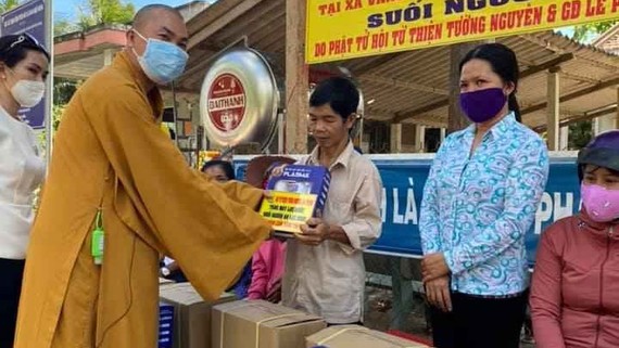 Đại đức Thích Minh Phú trao tặng máy lọc nước ngọt hộ gia đình cho một gia đình tại tỉnh Tiền Giang