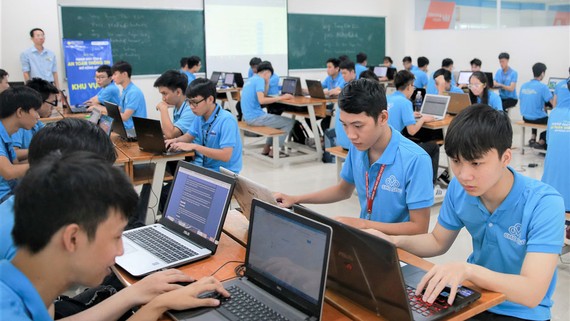Sinh viên ngành Công nghệ thông tin (Trường Đại học Công nghệ TPHCM) trong giờ học thực hành