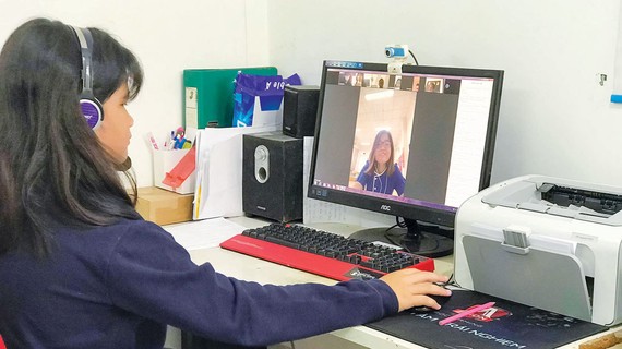 Em Hoàng Hà, học sinh lớp 5 Trường Tiểu học Hồng Ngọc - Ruby school quận Tân Phú đang học trực tuyến tại nhà. Ảnh: HUỲNH NGA