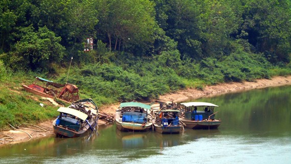 Tàu hút trộm cát trên sông Đồng Nai (xã Thống Nhất, huyện Bù Đăng)