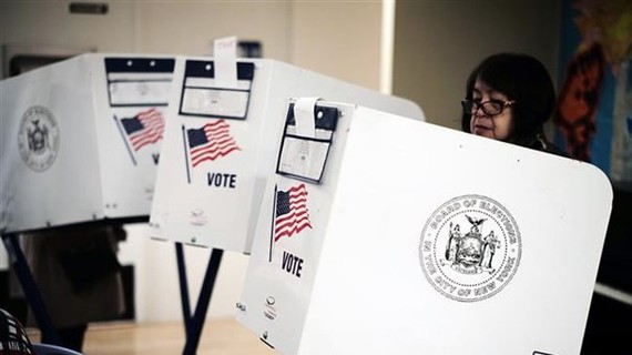 Cử tri bỏ phiếu tại điểm bầu cử Quốc hội giữa nhiệm kỳ tại Manhattan, New York (Mỹ) ngày 6/11/2018. Ảnh: TTXVN