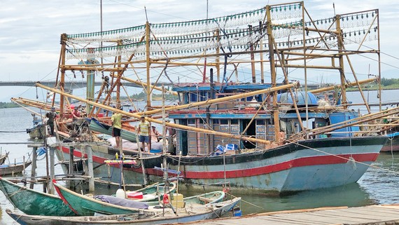 Ngư dân Quảng Nam tất bật chuẩn bị ngư cụ, trữ những bao đá cho chuyến vươn khơi đánh bắt trên vùng biển thuộc chủ quyền Việt Nam. Ảnh: NGỌC PHÚC