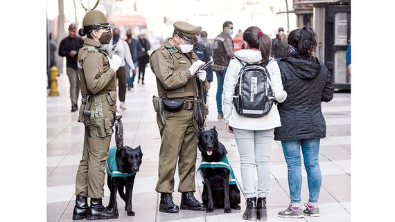 Cảnh sát kiểm tra thông tin của người dân trên đường phố Santiago, Chile