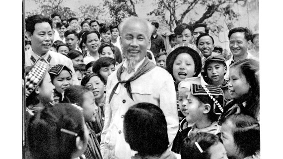 Bác Hồ với các cháu thiếu nhi vùng cao Việt Bắc 1960. Ảnh: Tư liệu