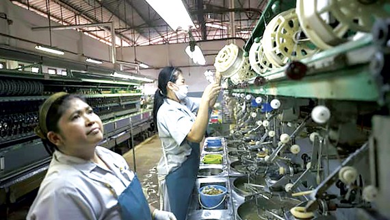 Công nhân làm việc trong một nhà máy ở Thái Lan