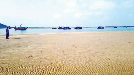 Cát bồi lắng tại khu vực cảng cá Cửa Sót, tỉnh Hà Tĩnh. Ảnh: DƯƠNG QUANG