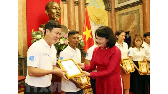 Phó Chủ tịch nước Đặng Thị Ngọc Thịnh tặng ảnh chân dung Chủ tịch Hồ Chí Minh cho các gia đình tiêu biểu năm 2020. Ảnh: Dương Giang/TTXVN