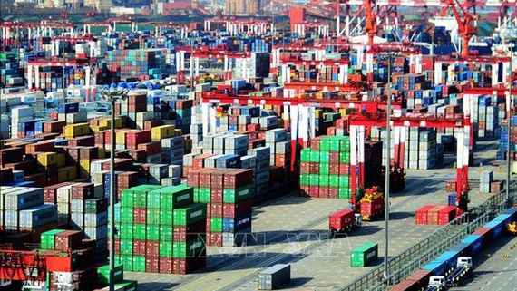 Hàng hóa được xếp tại một cảng ở Trung Quốc. Ảnh: TTXVN